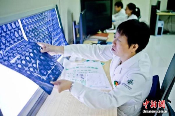 西安高新配资 中新健康 | 从片海图中精准“擒拿”病魔：37载超10万例影像诊断